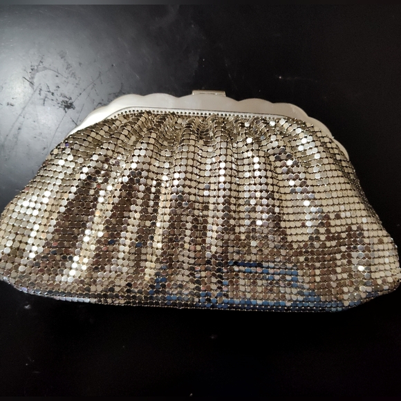 1930's Vintage silver mesh Whiting and Davis Co clutch - Picture 2 of 10